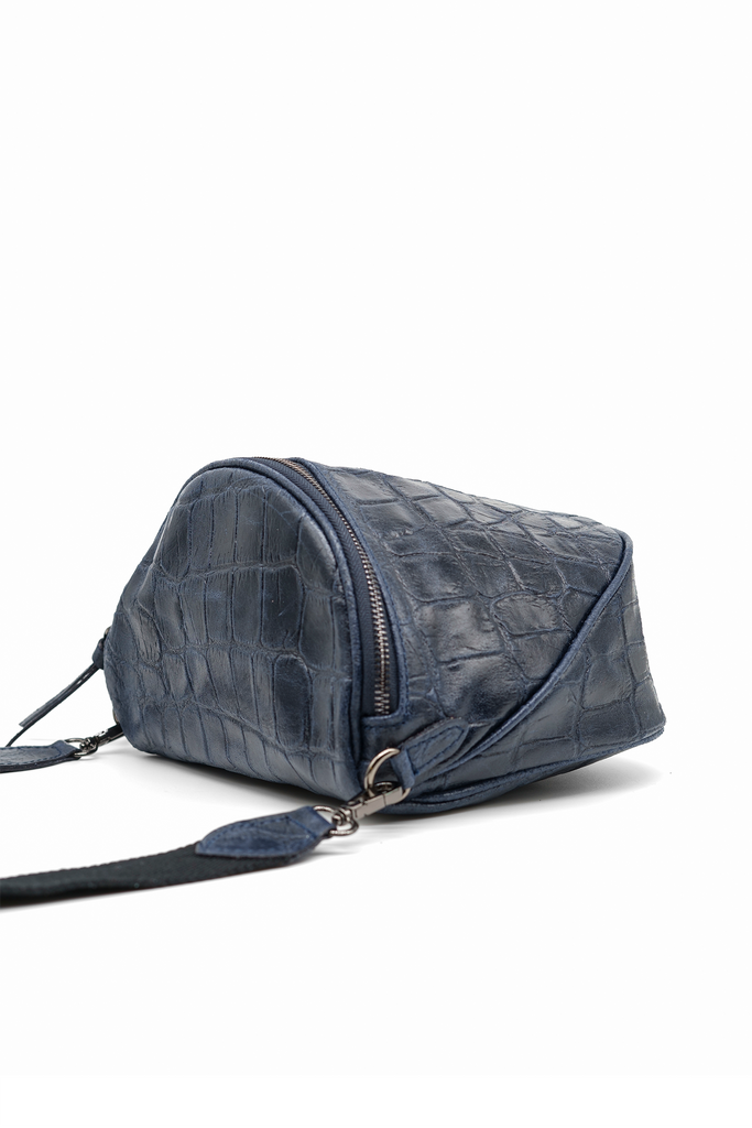 Crossbody-Bag KENNY aus genarbtem Leder mit Kroko-Prägung in dunkelblau